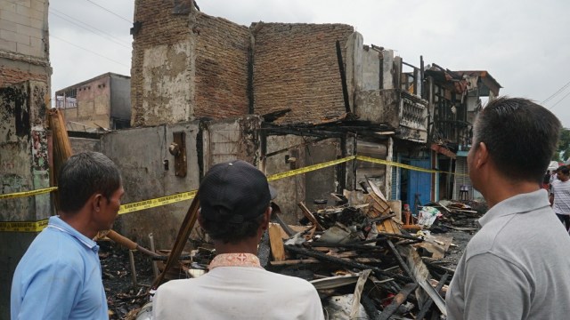 Suasana pemukiman yang terbakar di Tomang, Jakarta Barat, Senin (21/1). (Foto: Jamal Ramadhan/kumparan )