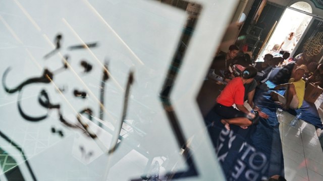 Sebagian warga yang mengungsi di masjid dekat lokasi kebakaran di Tomang, Jakarta Barat, Senin (21/1). (Foto: Jamal Ramadhan/kumparan )