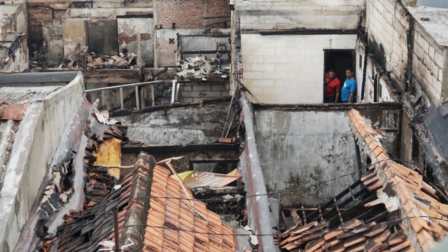 Suasana pemukiman yang terbakar di Tomang, Jakarta Barat, Senin (21/1). (Foto: Jamal Ramadhan/kumparan )