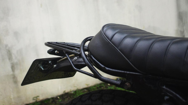 Modifikasi Suzuki Thunder jadi Jap Style: Menariknya, ada tambahan rak belakang yang bisa digunakan untuk menaruh barang. (Foto: dok. Central Classic Custom)