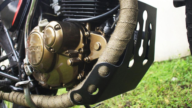 Modifikasi Suzuki Thunder jadi Jap Style: Ada tambahan skid plate di bagian bawah mesin sebagai pelindung. (Foto: dok. Central Classic Custom)