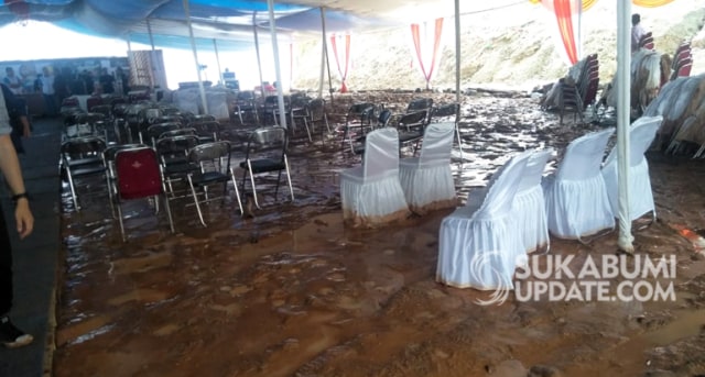 Tempat Penyambutan Menantu Jokowi di Sukabumi Diterjang Banjir Lumpur