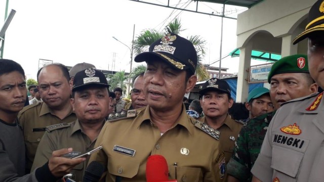 Wali Kota Jakarta Barat Rustam Effendi di lokasi kebakaran Tomang. Foto: Ferry Fadhlurrahman/kumparan
