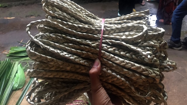 Hasil kerajinan anyaman yang dihasilkan oleh ibu-ibu di Desa Kenalan. (Foto: Elsa Olivia/kumparan)