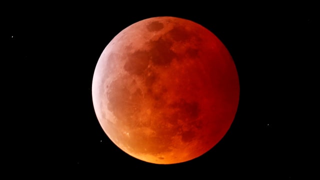 Fenomena 'super blood wolf moon' terlihat di Encinitas, California, Amerika Serikat, (21/1). (Foto: REUTERS/Mike Blake )