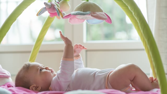 Mainan bayi usia 2 bulan. (Foto: Shutter Stock)