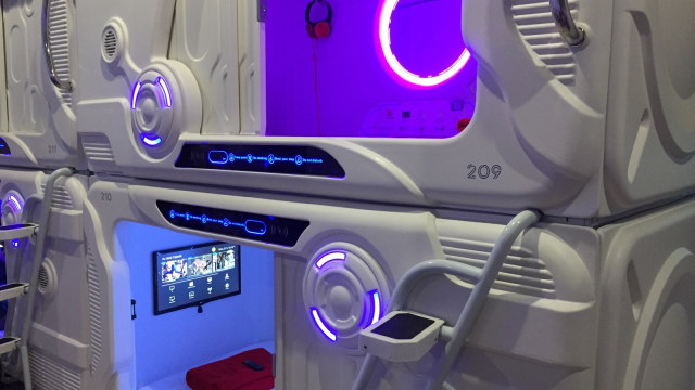 Bagian luar kamar kapsul milik JakPod Capsule Hotel. (Foto: Bella Cynthia/kumparan)