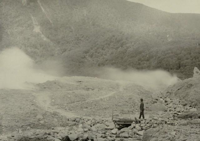 Gunung Papandayan, Garut. (Foto: Dok. KITLV 82583)