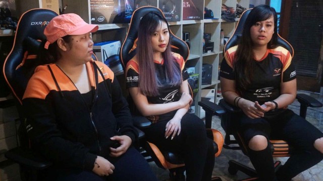Steffi, Dina, dan Victoria dari tim eSports FF Gaming. (Foto: Irfan Adi Saputra/kumparan)