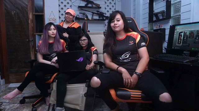 Dina, Steffi, Clarissa, dan Victoria dari tim eSports FF Gaming. (Foto: Irfan Adi Saputra/kumparan)