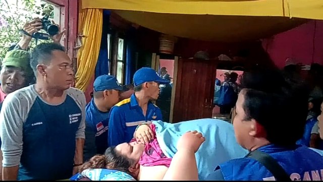 Titi Wati dibawa pulang dari RSUD Doris Sylvanus Palangka Raya ke rumahnya di Jalan George Obos, Palangka Raya. (Foto: kumparan)