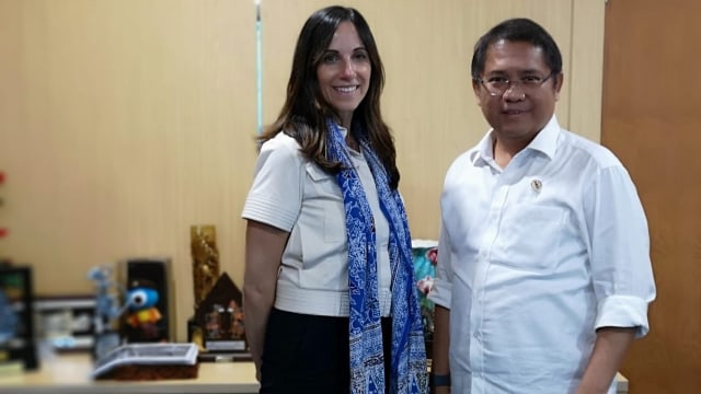 Menkominfo Rudiantara bersama Victoria Grand, VP Public Policy & Communications WhatsApp. (Foto: Kemkominfo)
