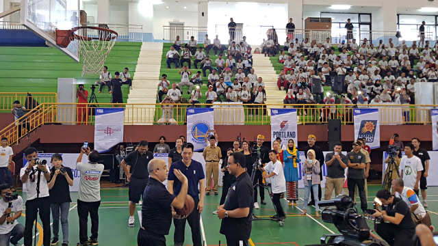 Gubernur DKI Jakarta, Anies Baswedan saat akan melakukan lemparan bebas di acara pembukaan Coaching Clinic Bola Basket NBA Junior Asia. (Foto: Ganesha Arif/kumparan)