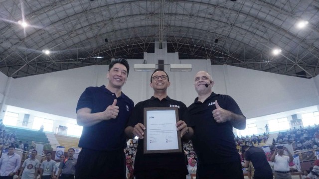 Gubernur DKI Jakarta Anies Baswedan (tengah) bersama Vice President of Marketing Partnerships Jr. NBA Jim Wong (kiri) dan Pelatih Kepala Jr. NBA Carlos Barroca (kanan) di pembukaan Coaching Clinic Bola Basket NBA Junior Asia DKI Jakarta 2019, Selasa (22/1). (Foto: Irfan Adi Saputra/kumparan )