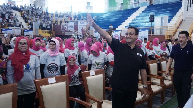 Anies Baswedan melambaikan kepada para tamu undangan di pembukaan Coaching Clinic Bola Basket NBA Junior Asia DKI Jakarta 2019, Selasa (22/1). (Foto: Irfan Adi Saputra/kumparan )