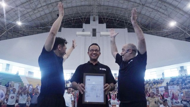 Gubernur DKI Jakarta Anies Baswedan (tengah) bersama Vice President of Marketing Partnerships Jr. NBA Jim Wong (kiri) dan Pelatih Kepala Jr. NBA Carlos Barroca (kanan) di pembukaan Coaching Clinic Bola Basket NBA Junior Asia DKI Jakarta 2019, Selasa (22/1). (Foto: Irfan Adi Saputra/kumparan )
