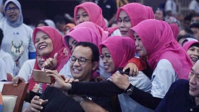 Anies Baswedan berswafoto bersama di pembukaan Coaching Clinic Bola Basket NBA Junior Asia DKI Jakarta 2019 di Gedung Olahraga Ciracas, Jakarta, Selasa (22/1). (Foto: Irfan Adi Saputra/kumparan )