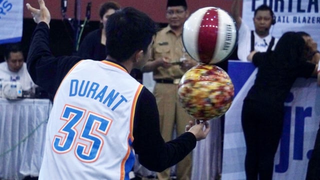 Suasana pembukaan Coaching Clinic Bola Basket NBA Junior Asia DKI Jakarta 2019 di Gedung Olahraga Ciracas, Jakarta, Selasa (22/1). (Foto: Irfan Adi Saputra/kumparan )