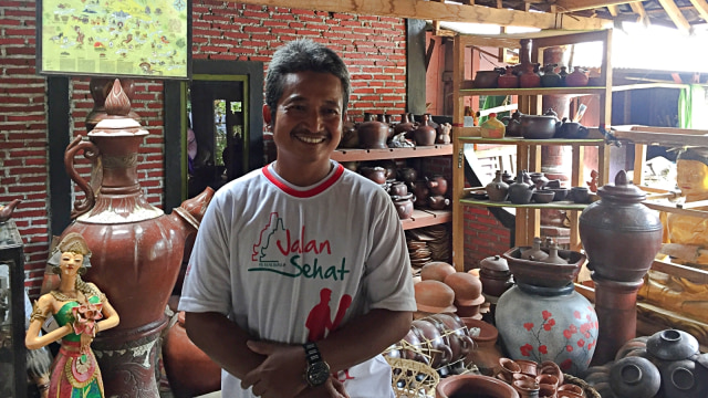 Supoyo, perajin gerabah di Desa Klipoh, Magelang. (Foto: Elsa Olivia Karina L Toruan/kumparan)