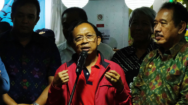 Gubernur Bali, I Wayan Koster (tengah) bersama Wakil Gubernur Bali, Tjokorda Raka Ardana Sukawati (kanan). (Foto: ANTARA FOTO/Adhi Prayitno)
