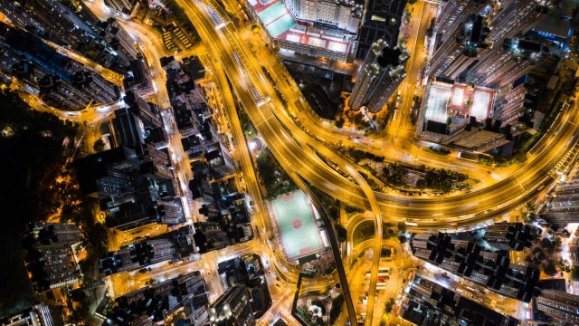 Foto udara yang menunjukkan gedung bertingkat  dan perumahan di Hong Kong pada malam hari. (Foto: AFP/Dale DE LA REY)