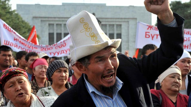 Para pendukung Partai Kyrgyz Byutun di depan gedung parlemen, Bishkek, Kyrgyzstan.  (Foto: AFP/VYACHESLAV OSELEDKO)