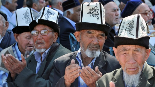 Warga Kyrgyzstan berdoa di Monumen 'Mothers Tears', di Jalal Abad, Kyrgyzstan. (Foto: AFP/VYACHESLAV OSELEDKO)