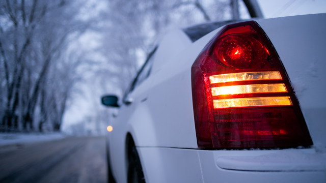 Ilustrasi menyalakan lampu sein Foto: dok. Shutter Stock