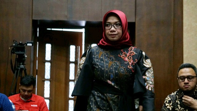 Terdakwa mantan wakil ketua komisi VII DPR Eni Maulani Saragih saat memasuki ruang sidang di Pengadilan Tipikor, Jakarta, Selasa (22/1).
 (Foto: Helmi Afandi/kumparan)