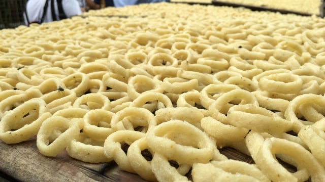 Adonan slondok yang sudah dibentuk, dijemur hingga kering. (Foto: Elsa Olivia/kumpaan)