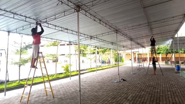 Tenda di Ponpes Al Mukmin, Ngruki, untuk menyambut kepulangan Abu Bakar Ba'asyir. (Foto: kumparan)