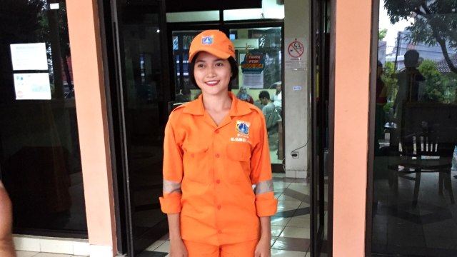 Sellha Purba, wanita 21 tahun yang bekerja sebagai petugas Penanganan Prasarana dan Sarana Umum (PPSU). (Foto: Fachrul Irwinsyah/kumparan)