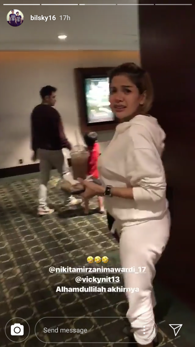 Nikita Mirzani bersama Vicky Nitinegoro. (Foto: Instagram/@bilsky16)