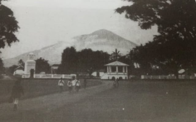 Alun-alun Garut dengan latar belakang Gunung Cikurai.  (Foto: Dok. Buku 'Garut Kota Intan' karya Kunto Sofianto)