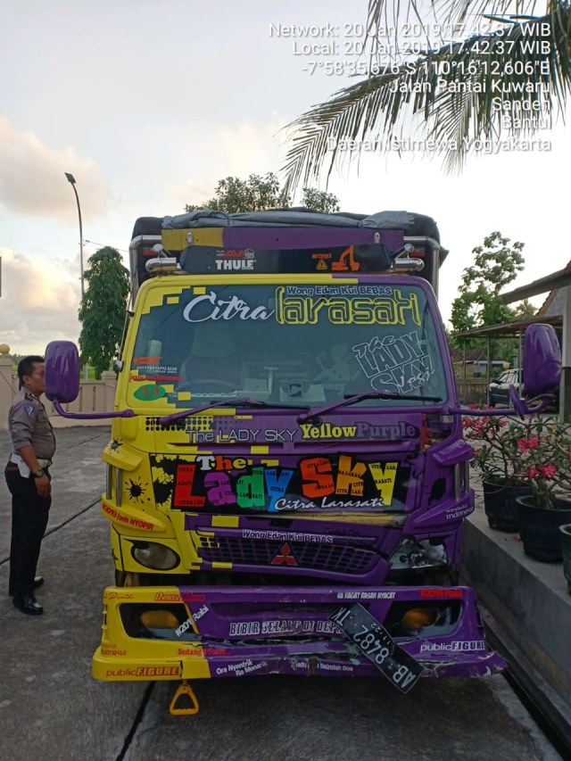 Truk yang menabrak pengendara motor karena eksperimen kapal oleng di Bantul. (Foto: Dok. Polda DIY)