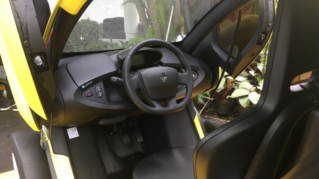 Renault Twizy, mobil listrik mungil yang diperkenalkan di Indonesia. (Foto: Ghulam Muhammad Nayazri / kumparanOTO)