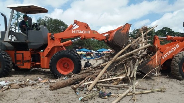 Sejumlah alat berat membersihkan sampah di Pantai Kuta, Bali.  (Foto: Dok. Istimewa )