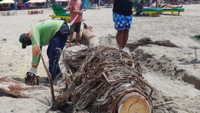 Sejumlah petugas  membersihkan sampah di Pantai Kuta, Bali.  (Foto: Dok. Istimewa )