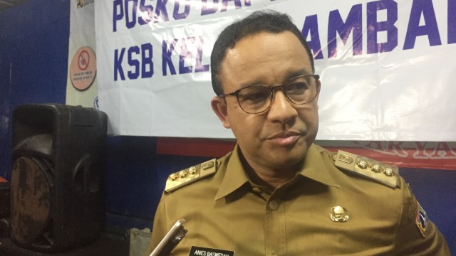 Gubernur DKI Jakarta Anies Baswedan meninjau lokasi kebakaran di Tomang, Jakarta Barat. (Foto: Moh Fajri/kumparan)