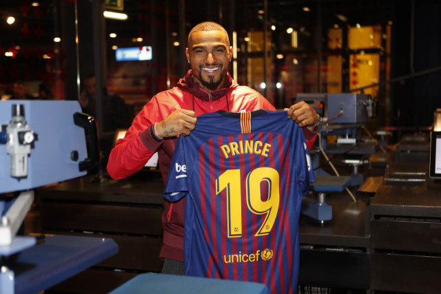 Boateng resmi berseragam Barcelona (Foto: @FCBarcelona)