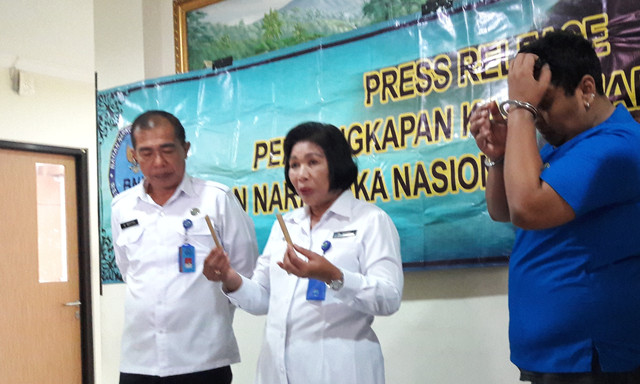 Kepala BNNK Badung menunjukkan potongan bambu yang digunakan untuk mengedarkan paket sabu, Selasa (22/1) - kanalbali/KR4