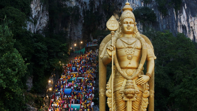 Ribuan umat Hindu berbaur dengan turis merayakan Thaipusam di Batu Cave, Kuala Lumpur, Malaysia. (Foto: REUTERS/Lai Seng Sin)