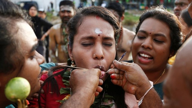 Umat Hindu menindik lidahnya saat festival Thaipusam di Kuala Lumpur, Malaysia. (Foto: REUTERS/Lai Seng Sin)