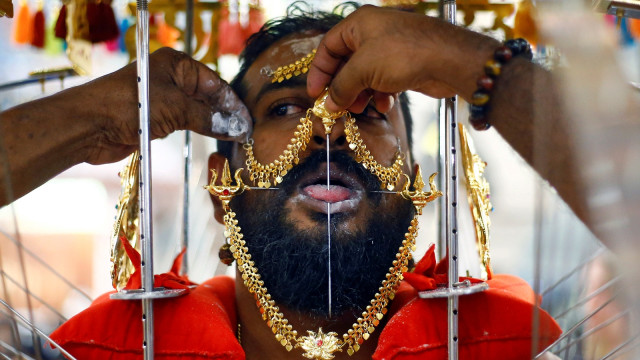 Seorang peserta ditindik lidahnya untuk memperingati tradisi Thaipusam. (Foto: REUTERS/Feline Lim)