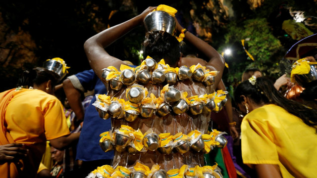 Umat Hindu menindik tubuhnya saat festival Thaipusam di Singapura. (Foto: REUTERS/Lai Seng Sin)
