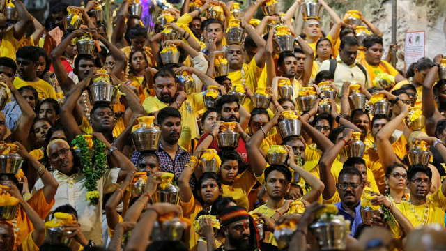 Umat Hindu membawa panci susu di kepala mereka saat perayaan Thaipusam di Kuala Lumpur, Malaysia. (Foto: REUTERS/Lai Seng Sin)