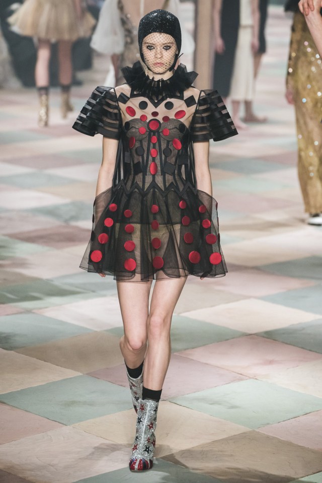 Terinspirasi Sirkus, Ini 7 Look Terbaik dari Koleksi Terbaru Dior Haute Couture (2)