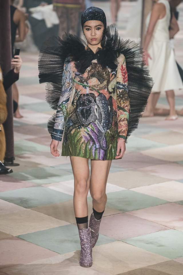 Terinspirasi Sirkus, Ini 7 Look Terbaik dari Koleksi Terbaru Dior Haute Couture (4)