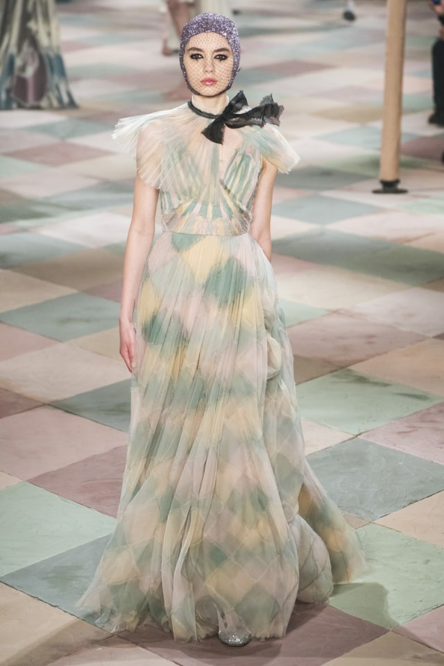 Terinspirasi Sirkus, Ini 7 Look Terbaik dari Koleksi Terbaru Dior Haute Couture (5)