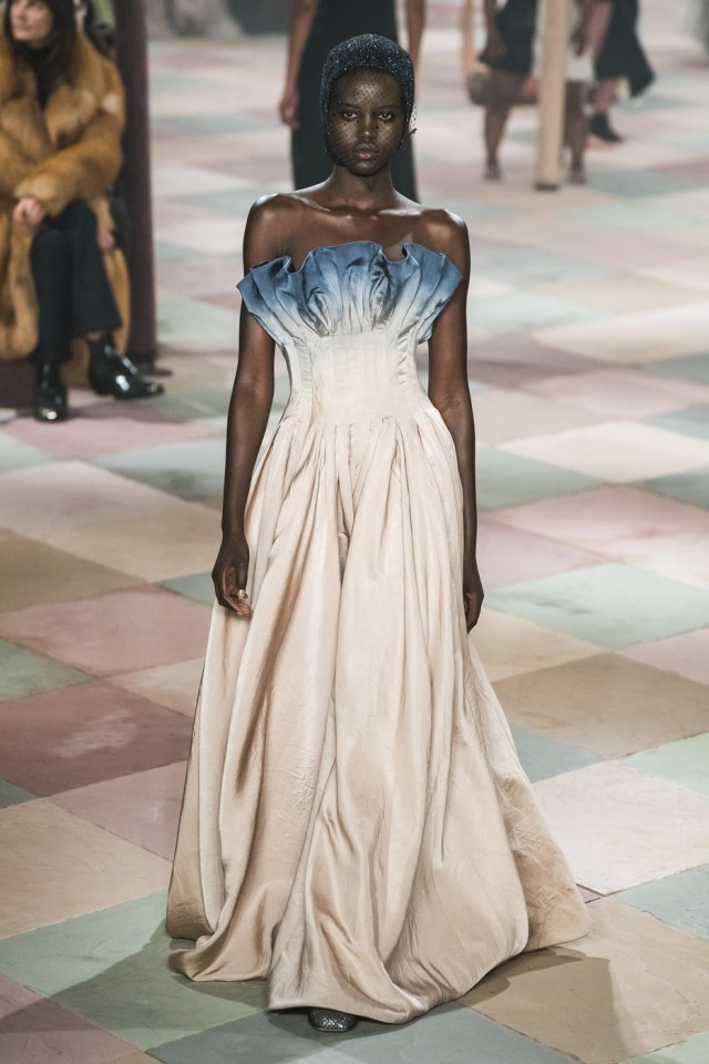 Terinspirasi Sirkus, Ini 7 Look Terbaik dari Koleksi Terbaru Dior Haute Couture (7)